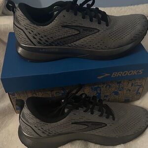 Brooks Men's Black and Gray Running Shoes
